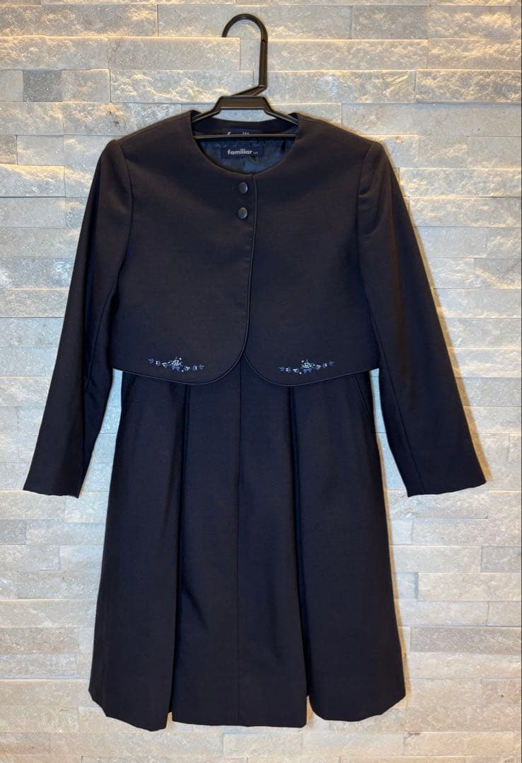 familiar 女の子　アンサンブル125㌢　花柄手縫刺繍　濃紺清楚　超美品