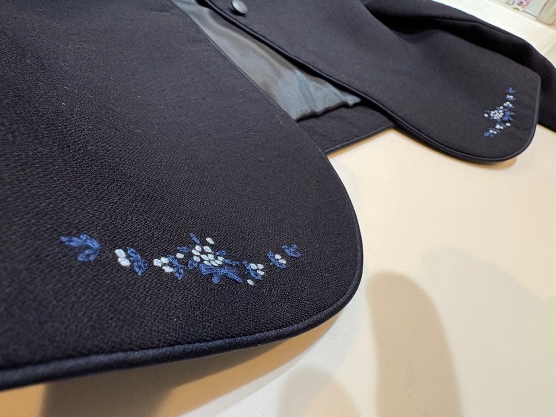 familiar 女の子　アンサンブル125㌢　花柄手縫刺繍　濃紺清楚　超美品