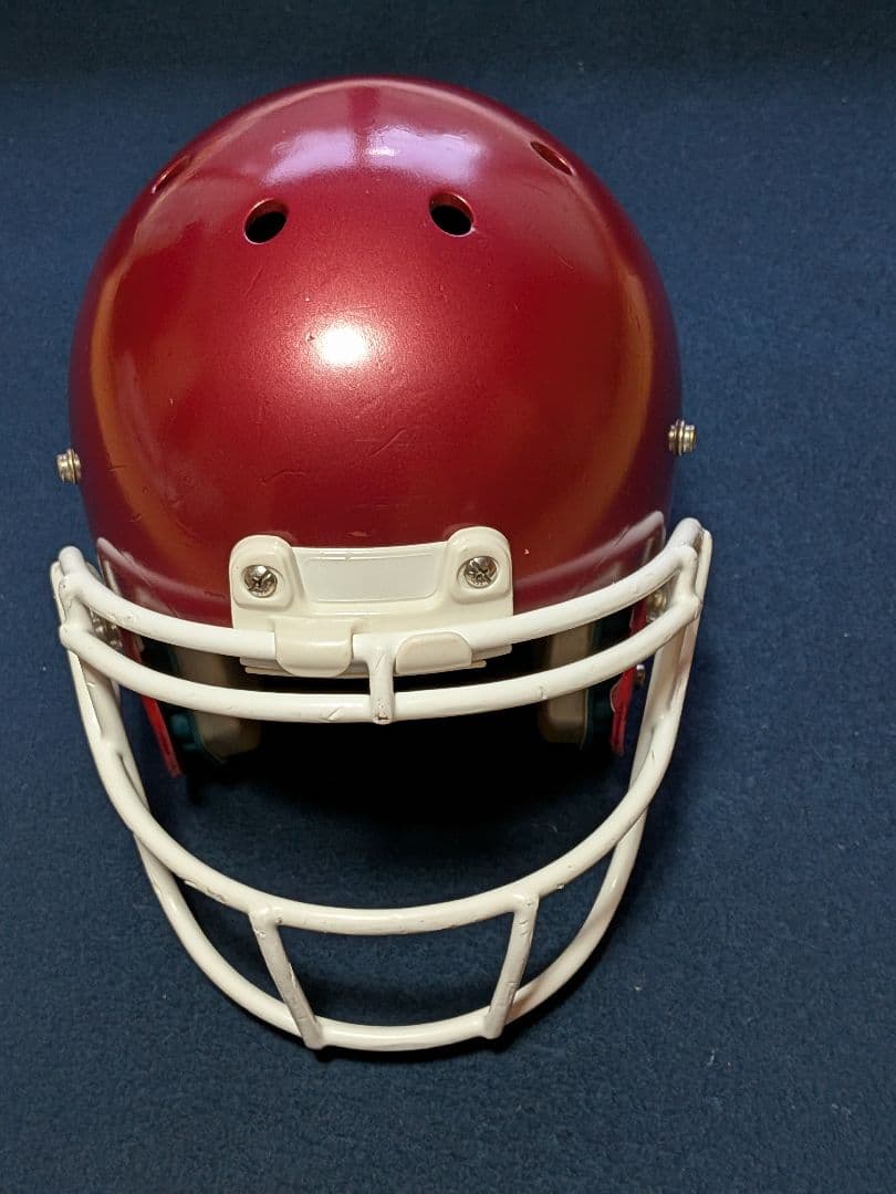 赤いアメリカンフットボールヘルメット