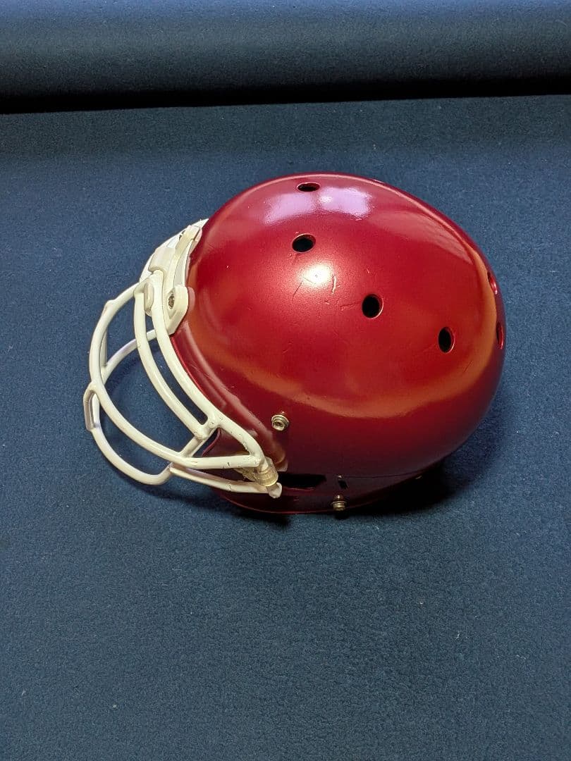 赤いアメリカンフットボールヘルメット