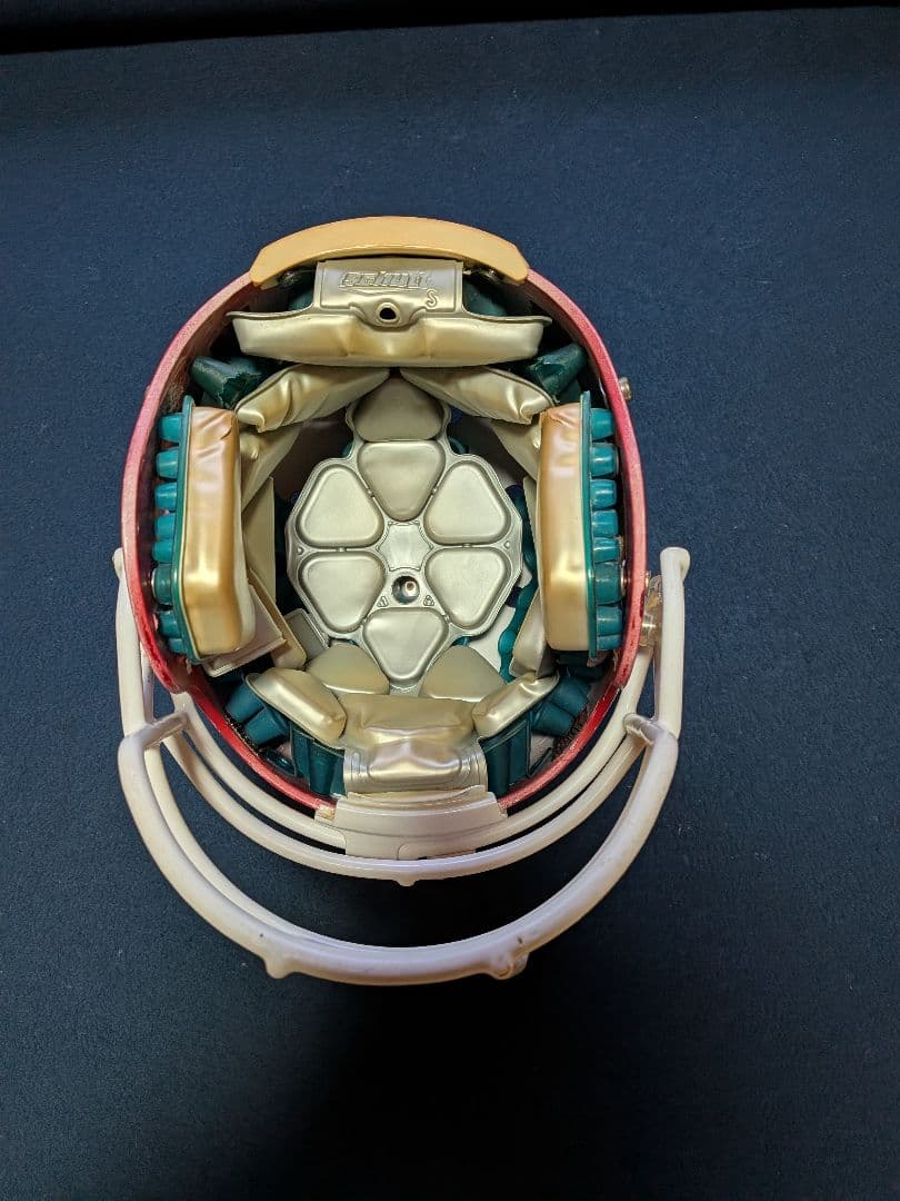 赤いアメリカンフットボールヘルメット