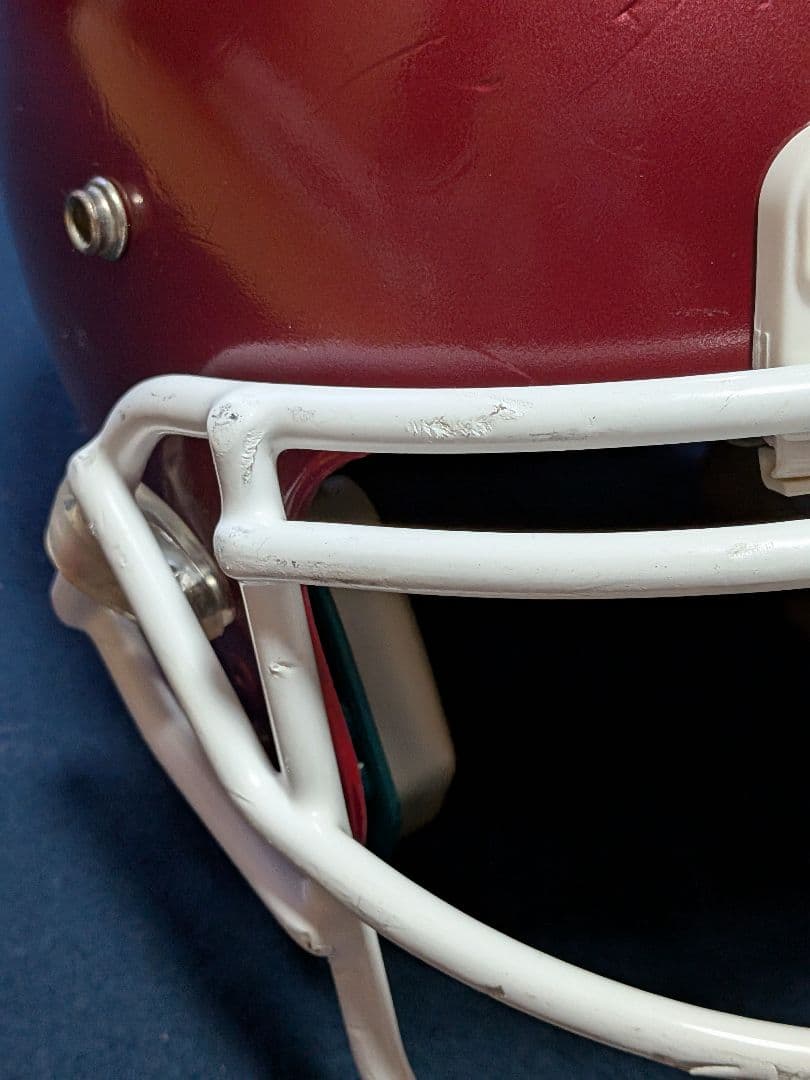 赤いアメリカンフットボールヘルメット