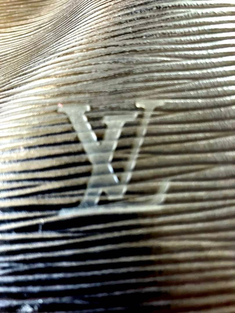 LOUISVUITTONブラックエピ加工レザー中古お買得品
