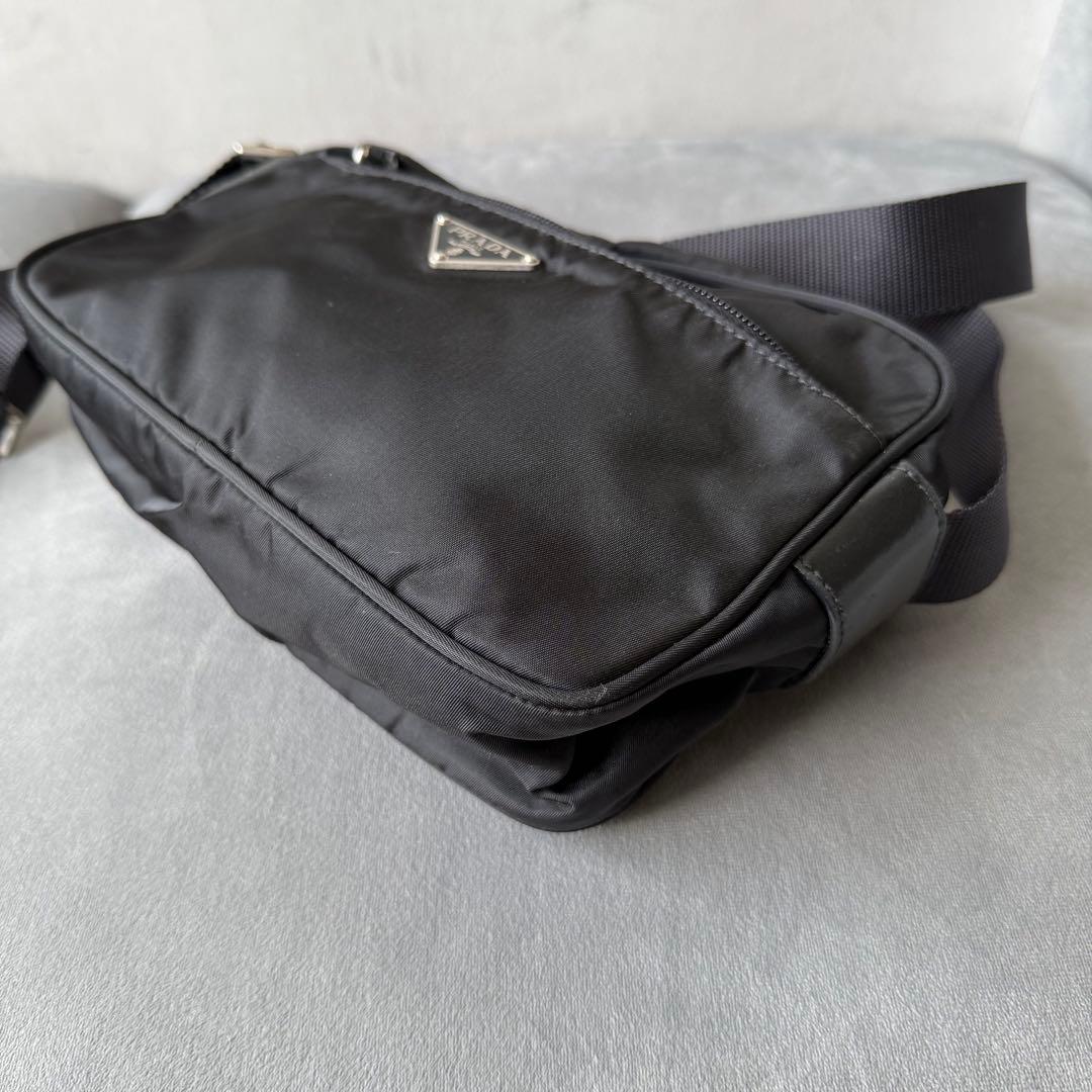 プラダ ナイロン ショルダーバッグ ネロ ナイロン 三角プレート ブラック