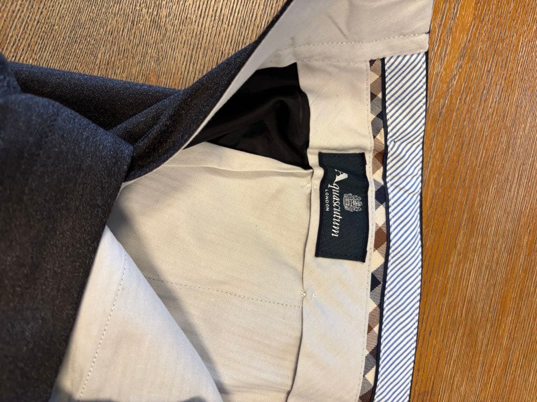 極美品アクアスキュータムパンツグレー系 サイズ88新品未使用日本製です