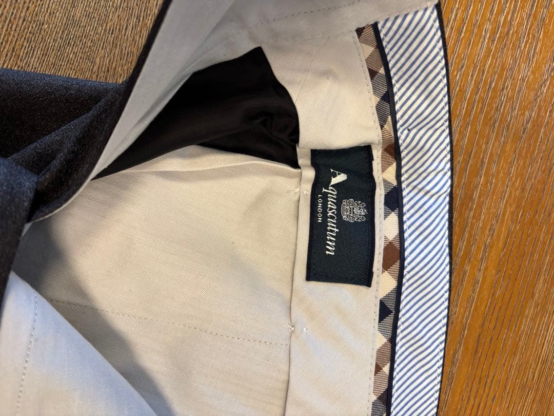 極美品アクアスキュータムパンツグレー系 サイズ88新品未使用日本製です