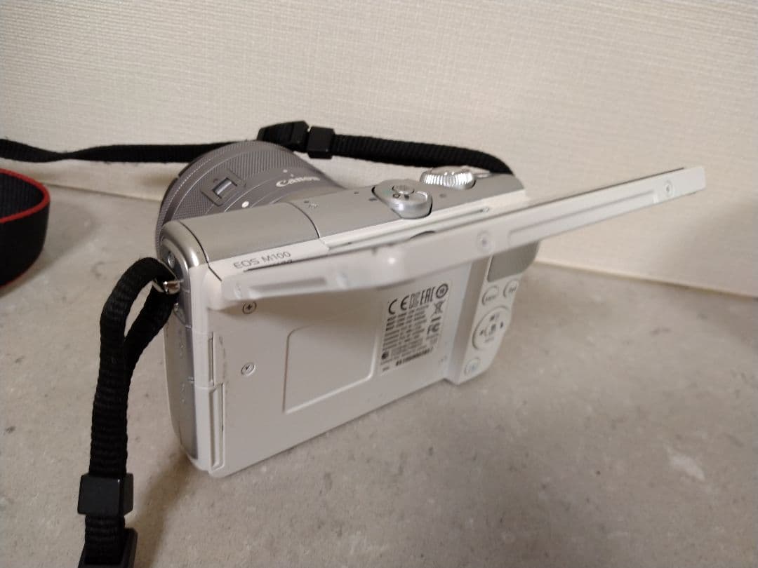 Canon　EOS M100　ミラーレスカメラ　レンズキット　ホワイト