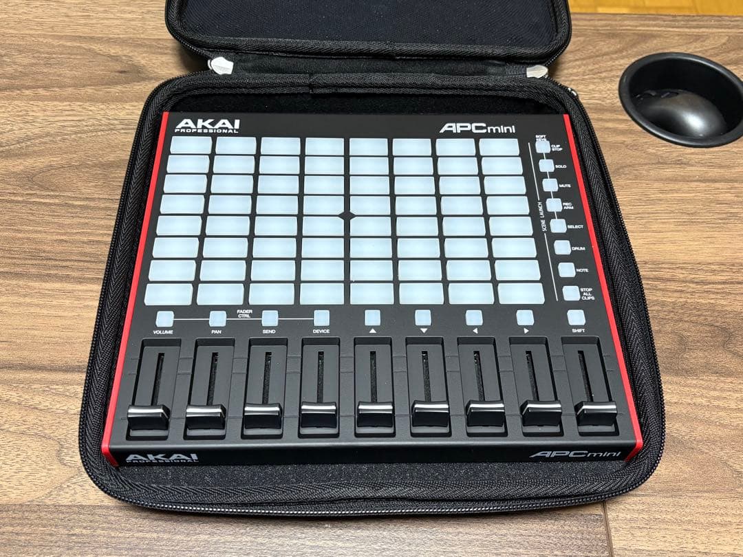AKAI APC mini 収納ケース付 MIDIコントローラー