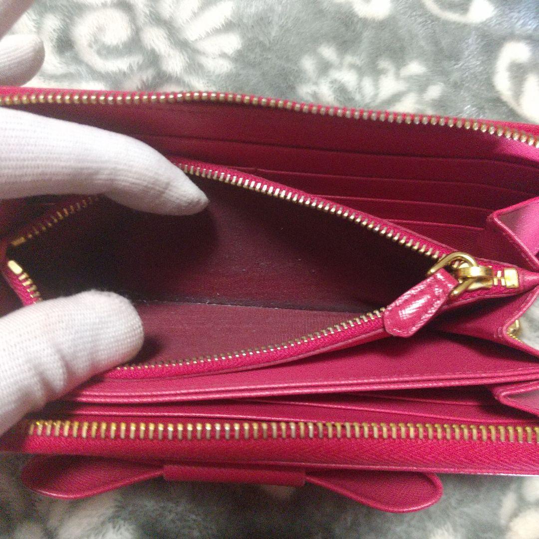 PRADA サフィアーノラウンドファスナーリボン付き長財布 レッド系