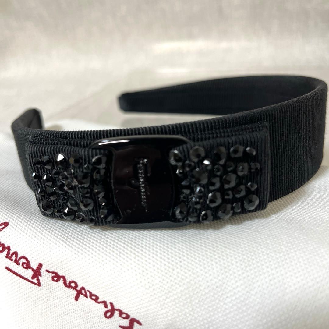 サルヴァトーレフェラガモ ヴァラリボン ブラックストーン カチューシャ ビジュ