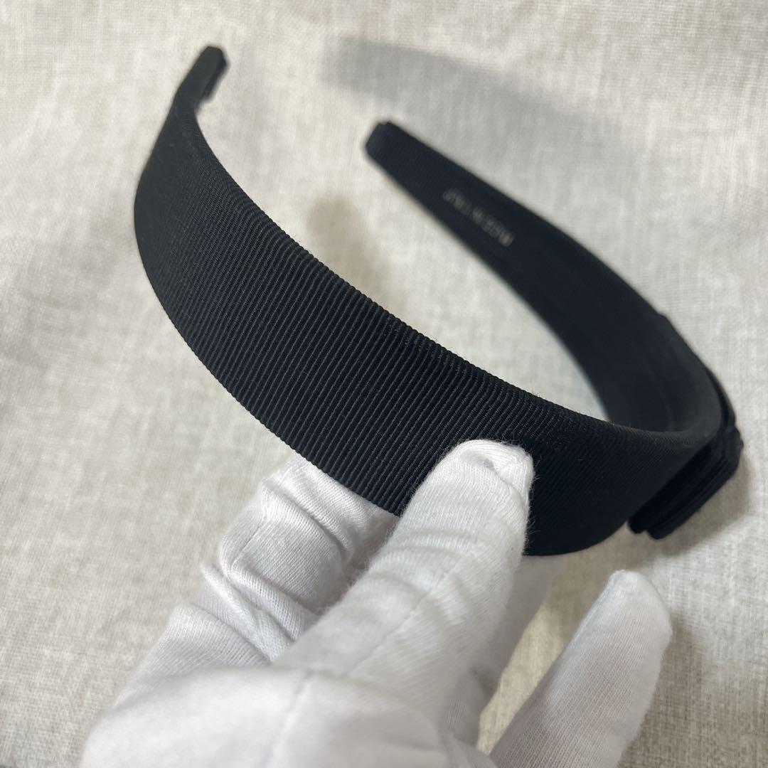 サルヴァトーレフェラガモ ヴァラリボン ブラックストーン カチューシャ ビジュ