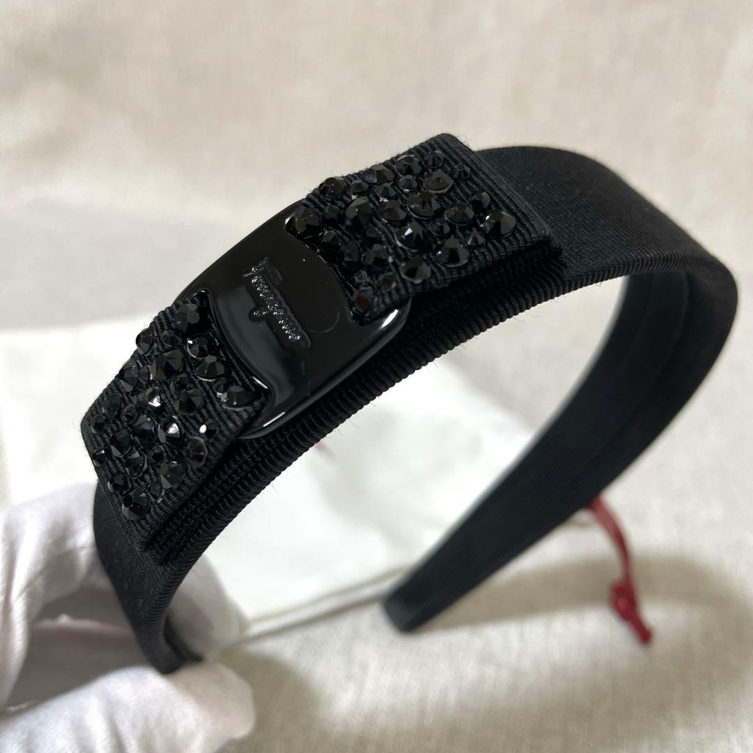 サルヴァトーレフェラガモ ヴァラリボン ブラックストーン カチューシャ ビジュ