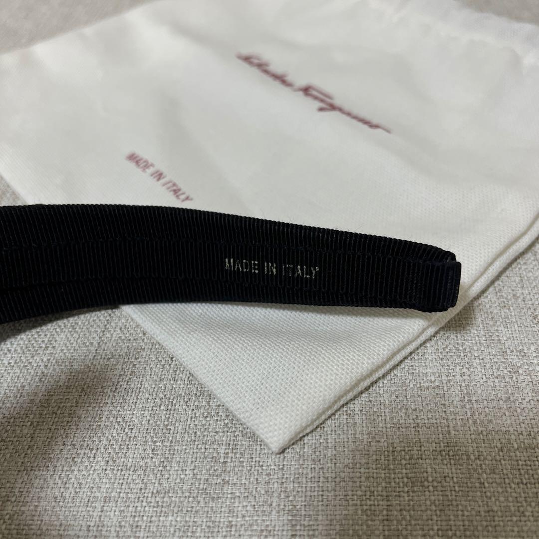 サルヴァトーレフェラガモ ヴァラリボン ブラックストーン カチューシャ ビジュ