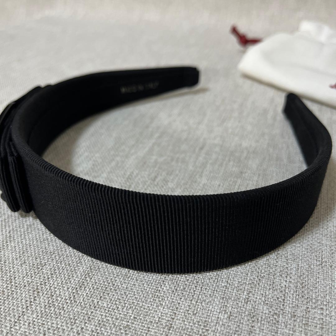 サルヴァトーレフェラガモ ヴァラリボン ブラックストーン カチューシャ ビジュ