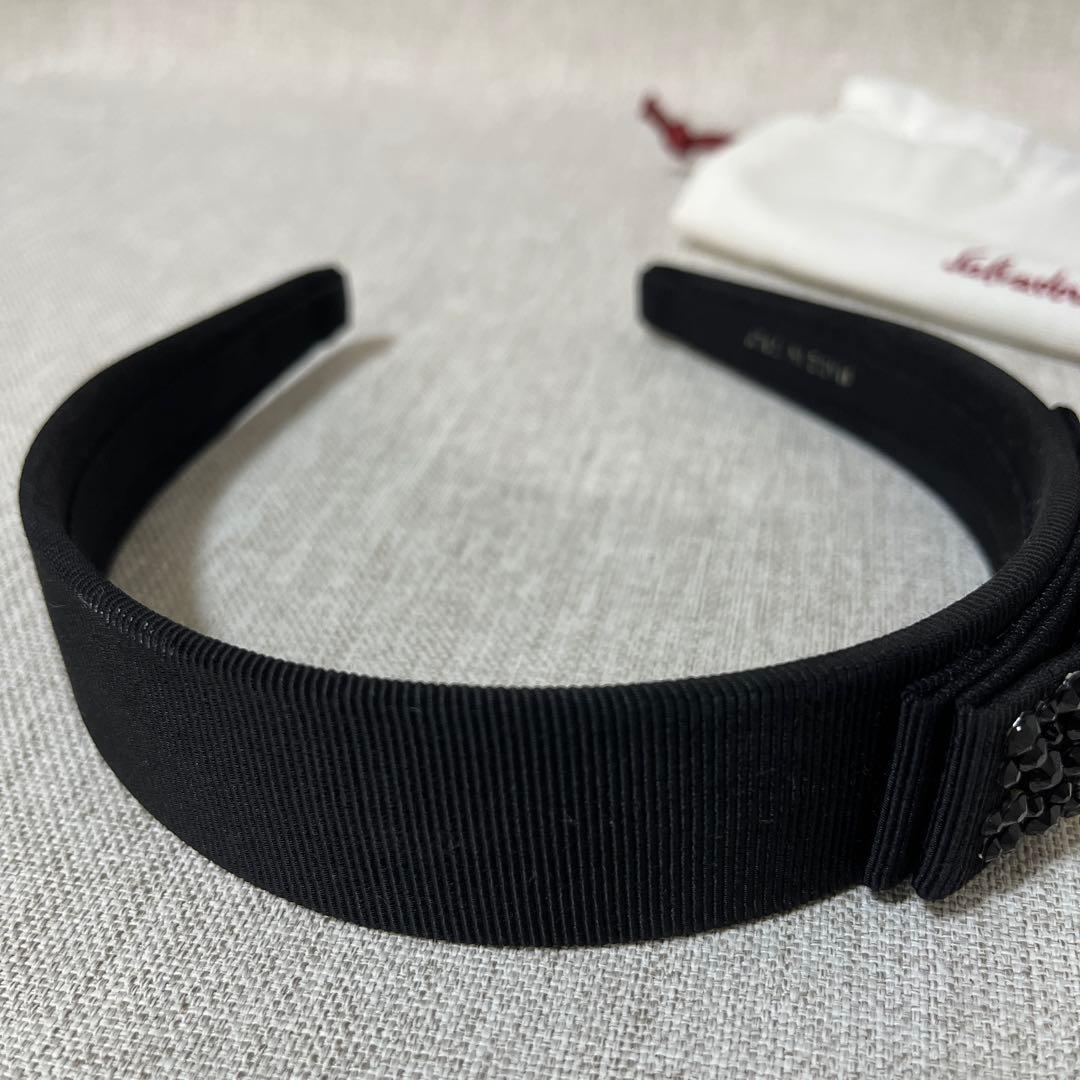 サルヴァトーレフェラガモ ヴァラリボン ブラックストーン カチューシャ ビジュ