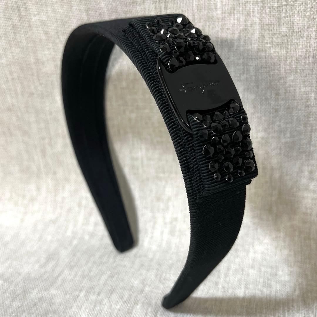 サルヴァトーレフェラガモ ヴァラリボン ブラックストーン カチューシャ ビジュ