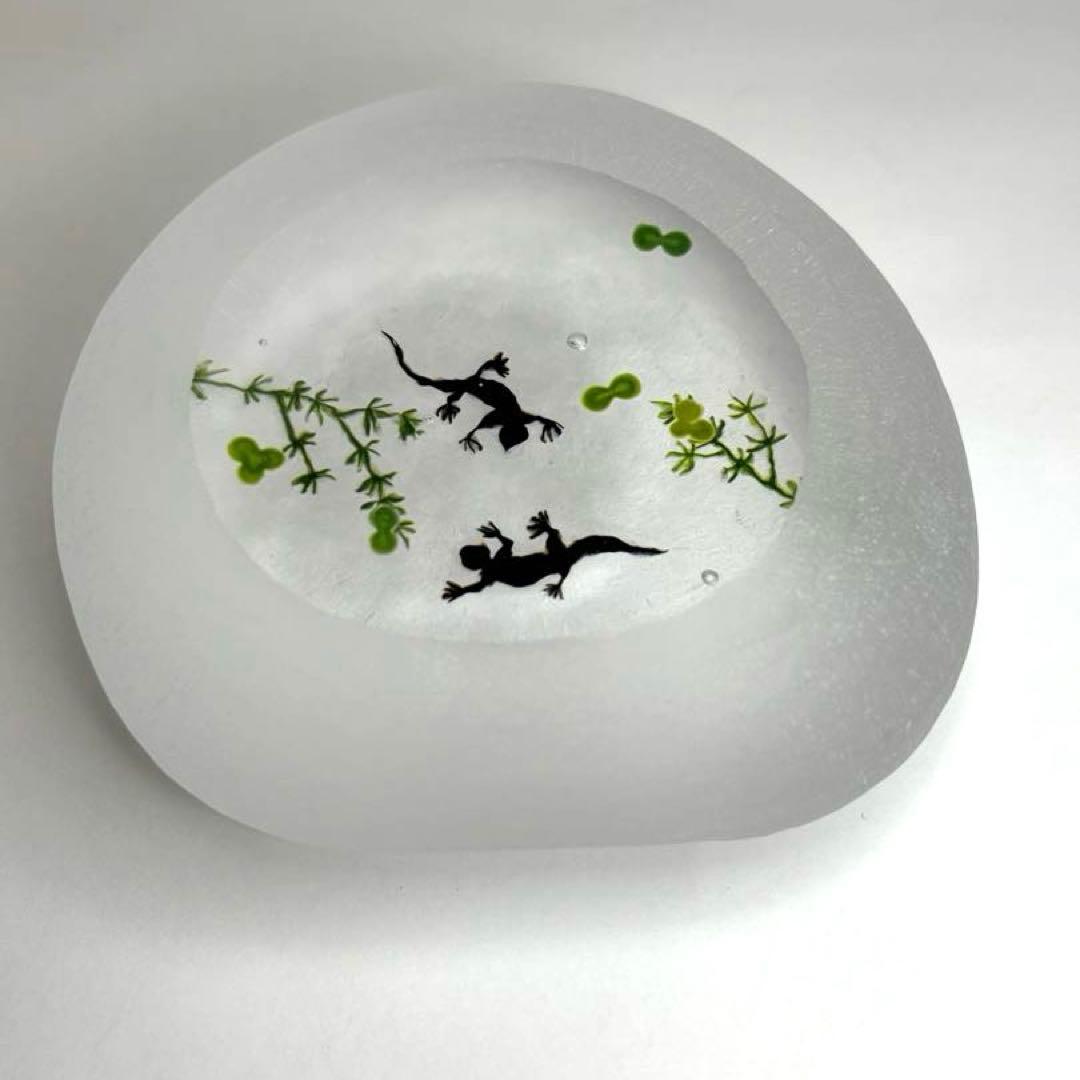 久保裕子さん作　ガラス　アカハライモリ　水草　ペーパーウェイト　文鎮　オブジェ