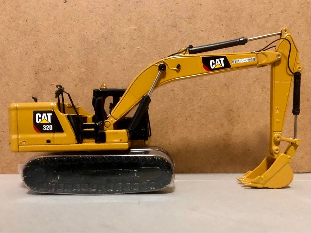 キャタピラーCAT 320 油圧ショベル　ケンクラフトモデル 1/50