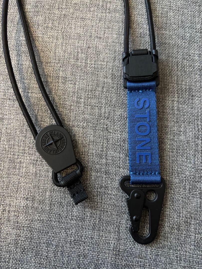 STONEマグネットバックルネックストラップ　キーリング　ブルー