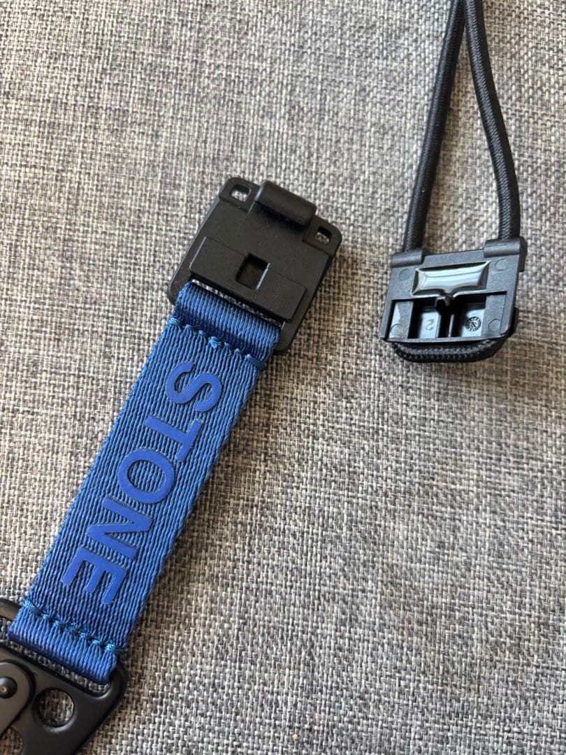 STONEマグネットバックルネックストラップ　キーリング　ブルー