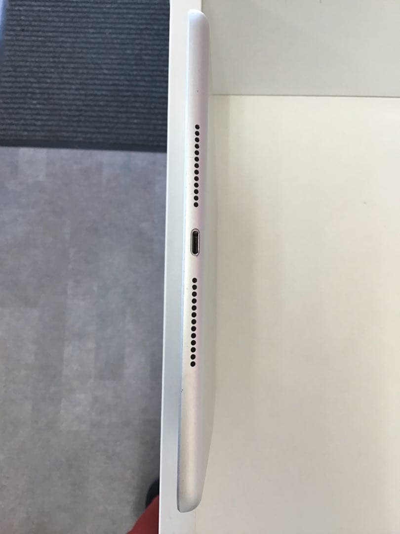 Apple iPad 第８世代 32G シルバー