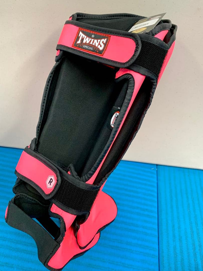 女性に人気 蛍光ピンク M 軽量 レガース ツインズ twins 脛当て