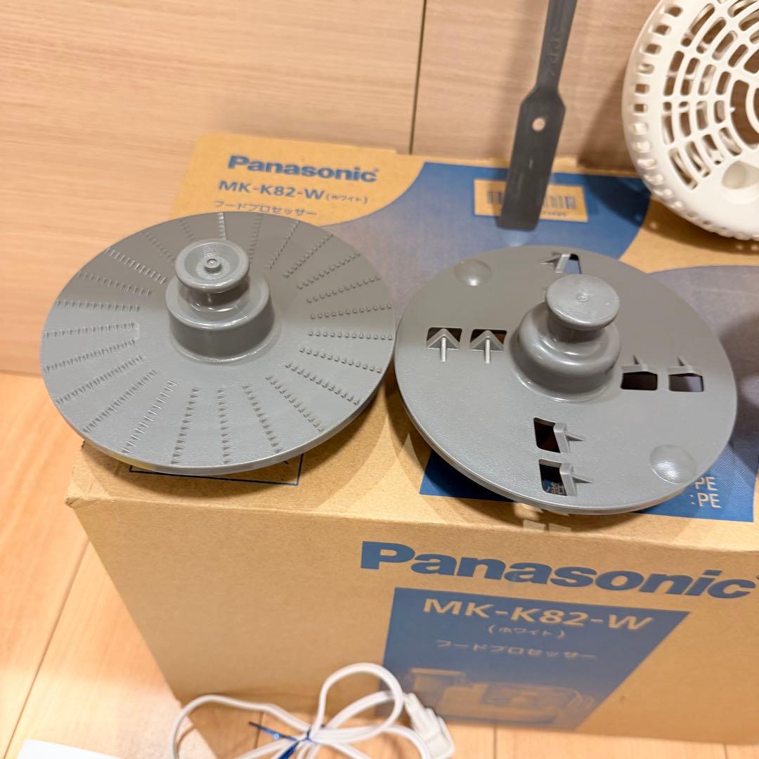 【美品】Panasonicフードプロセッサー MK-K82-W ホワイト調理家電