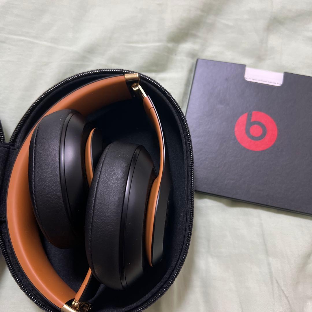 Beats ワイヤレスヘッドホン ブラック/ブラウン