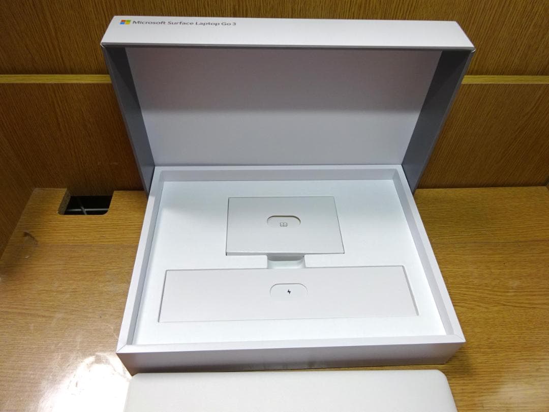 ほぼ未使用★Surface Laptop Go 3 プラチナMicrosoft