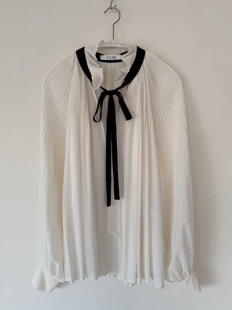 リュンヌ　プリーツ　シフォンブラウス　ブラックリボン