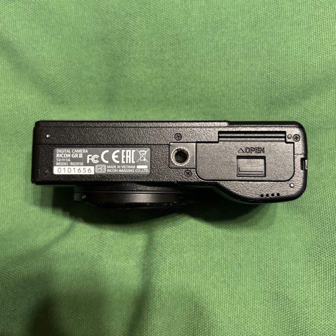 【美品】RICOH GR III（3775回）コンパクトデジタルカメラ
