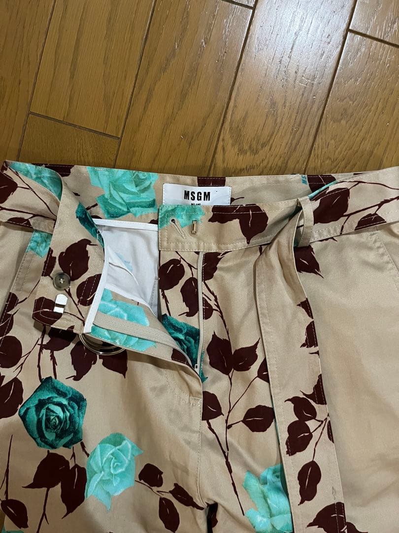 【新品】MSGMロゴ入り花柄カーゴパンツ　ベージュ