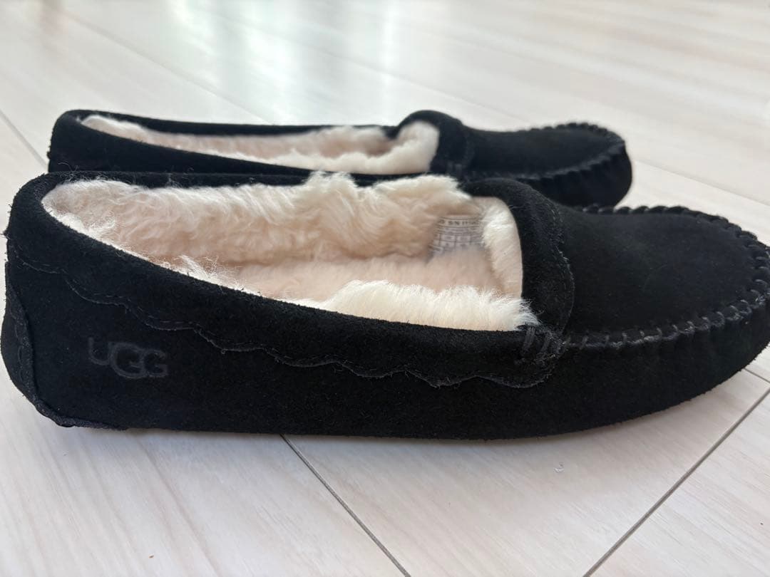 新品本物 UGG ブラック モカシン 24cm Scalloped