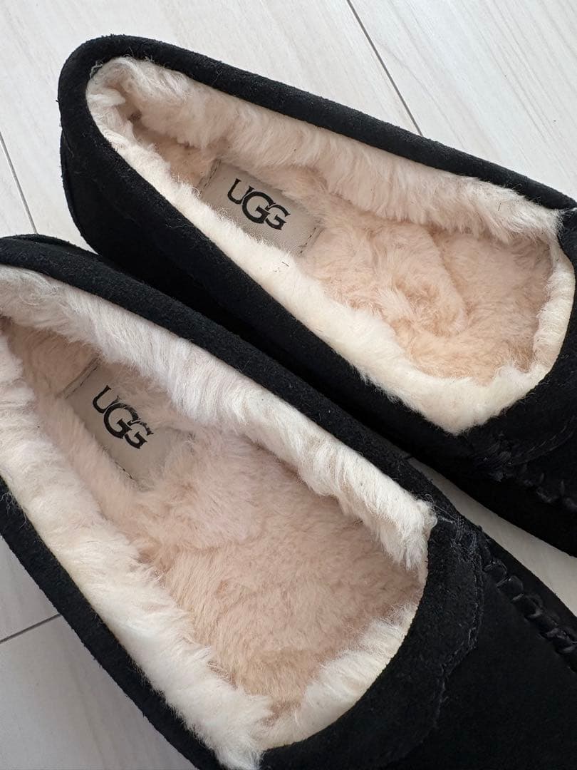 新品本物 UGG ブラック モカシン 24cm Scalloped