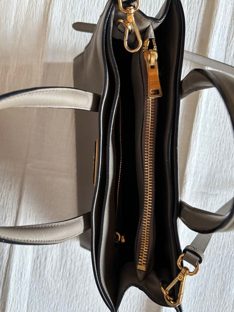 PRADA グレー レザートートバッグ