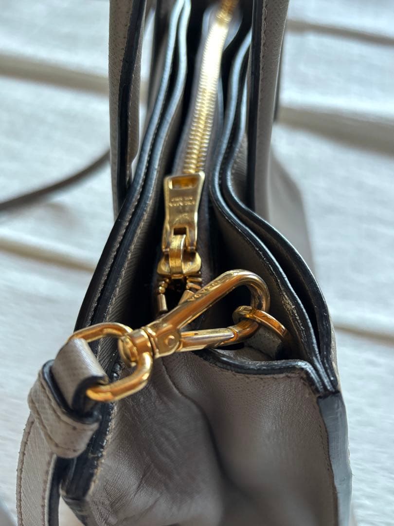 PRADA グレー レザートートバッグ