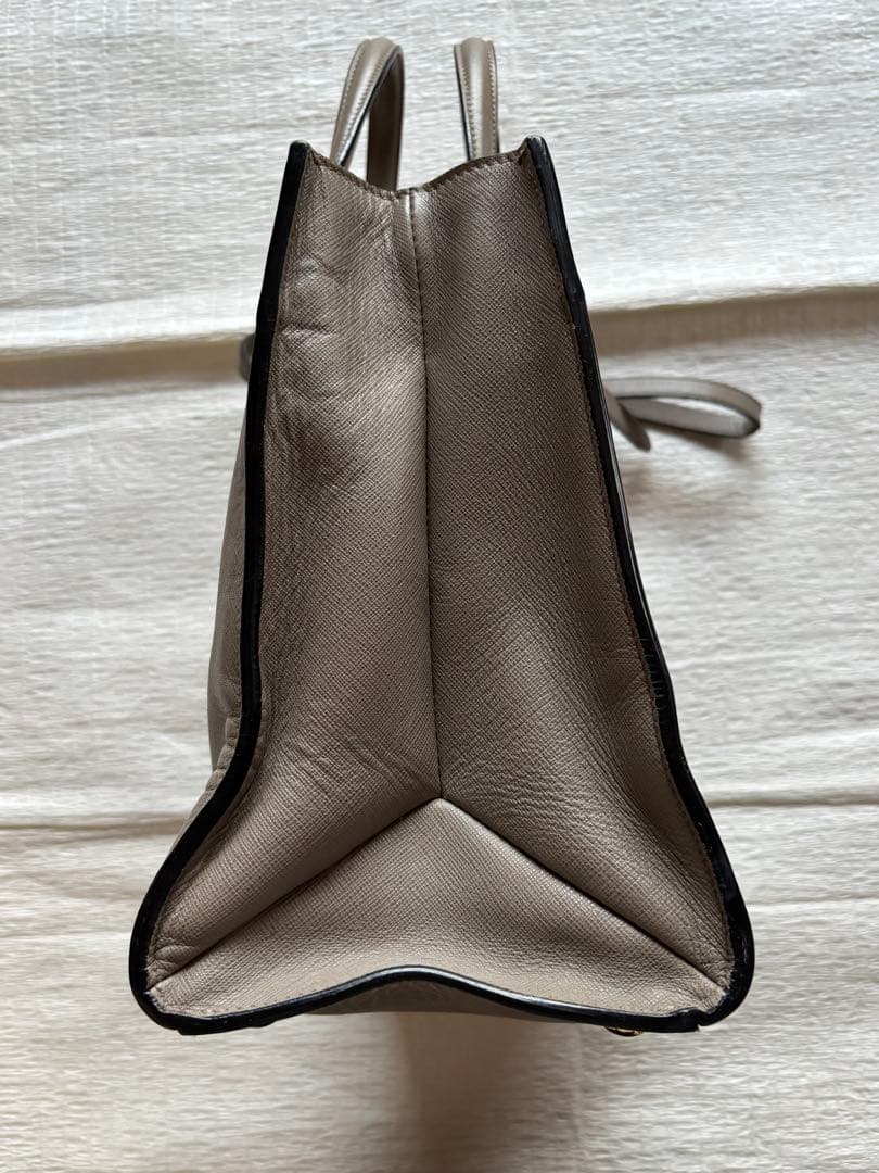 PRADA グレー レザートートバッグ
