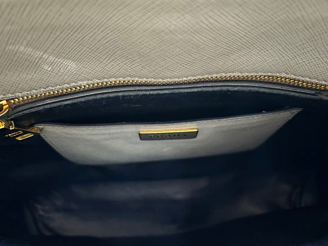 PRADA グレー レザートートバッグ