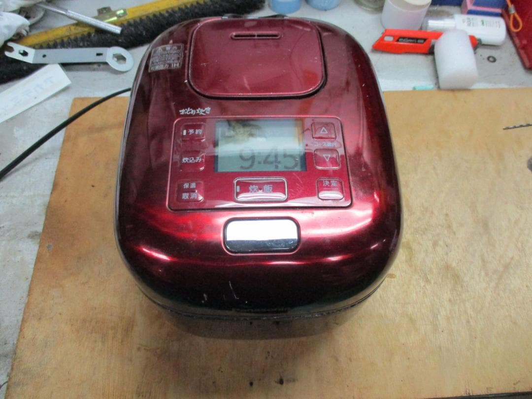 赤いデジタル炊飯器 予約機能付き