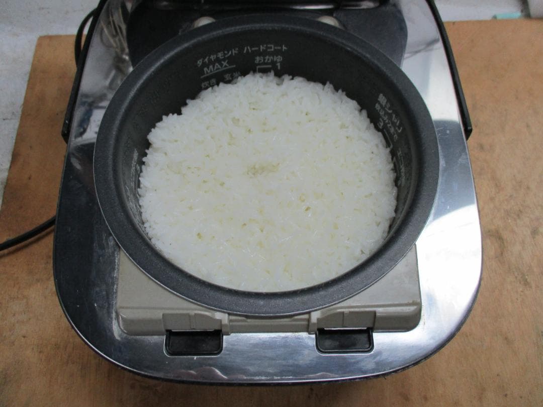 赤いデジタル炊飯器 予約機能付き