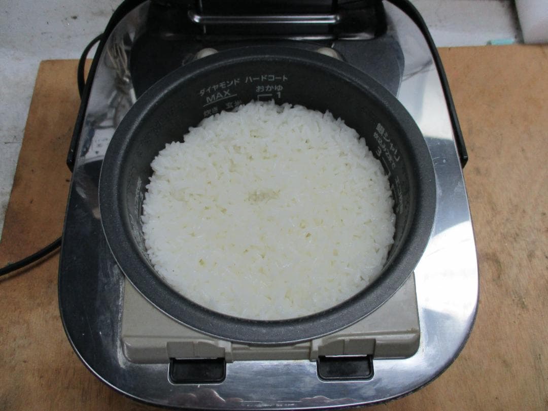 赤いデジタル炊飯器 予約機能付き