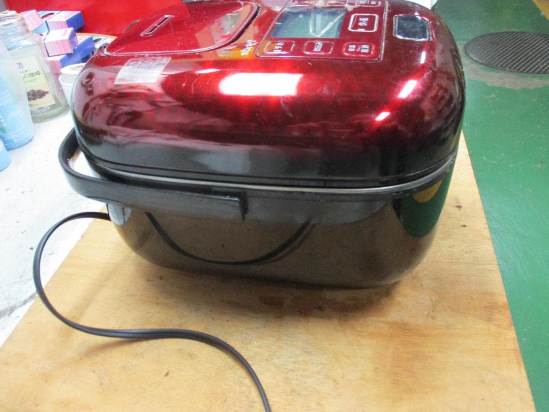 赤いデジタル炊飯器 予約機能付き