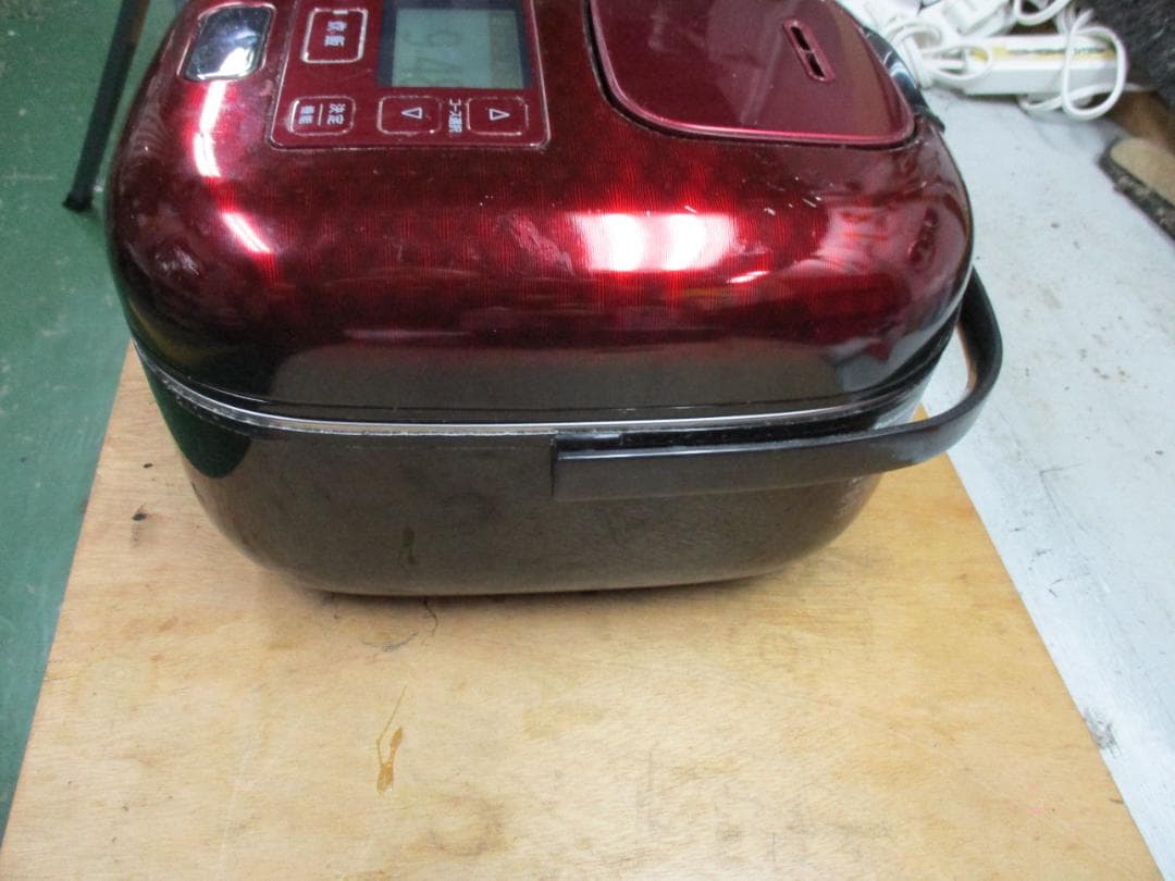 赤いデジタル炊飯器 予約機能付き