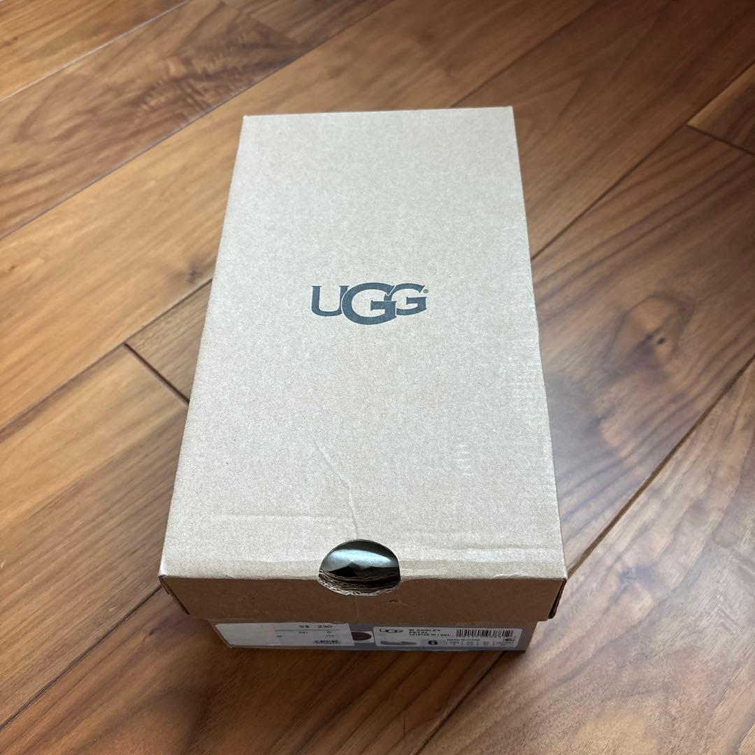 【新品・未使用】UGG アグ　クリスタルと花のモカシン　23㎝