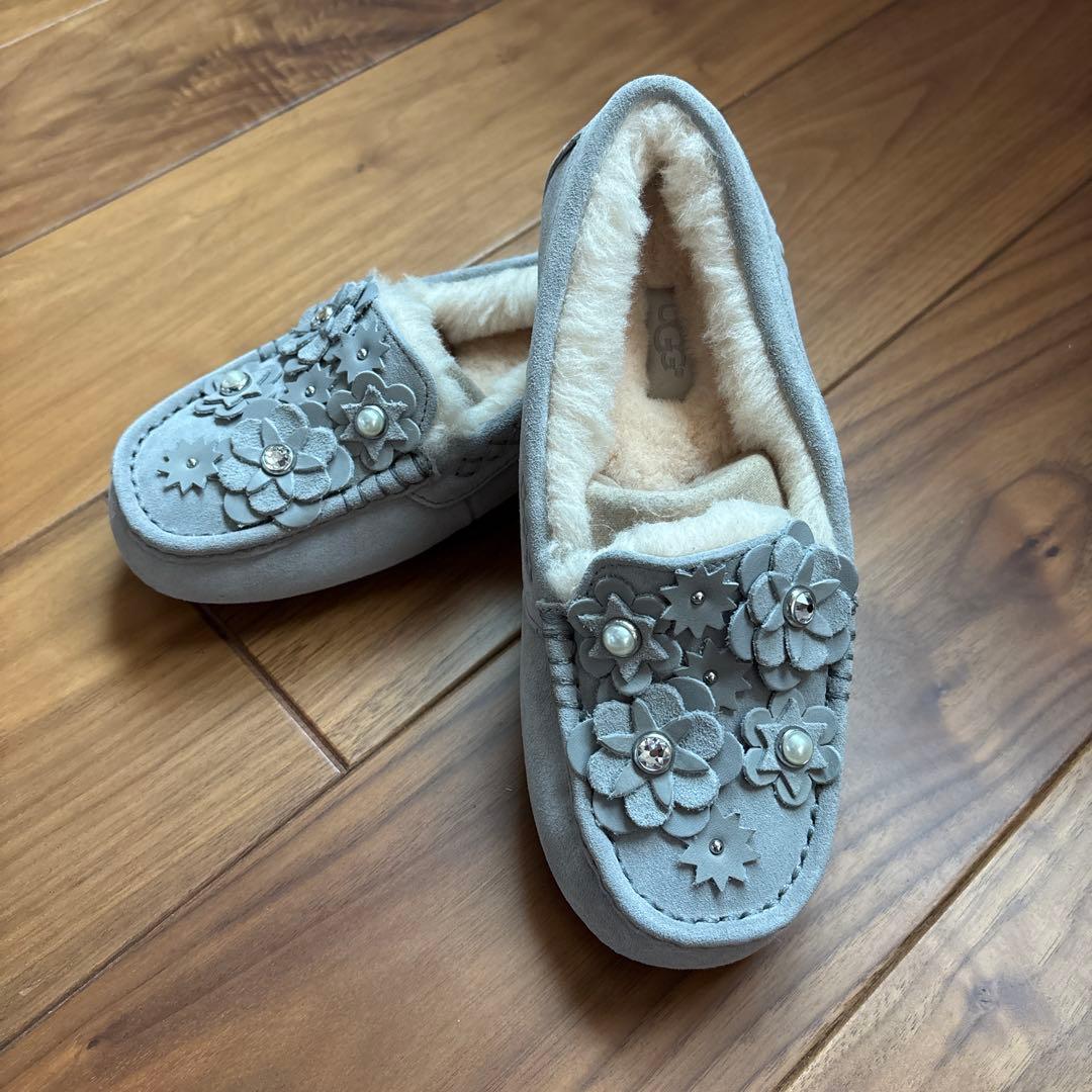 【新品・未使用】UGG アグ　クリスタルと花のモカシン　23㎝