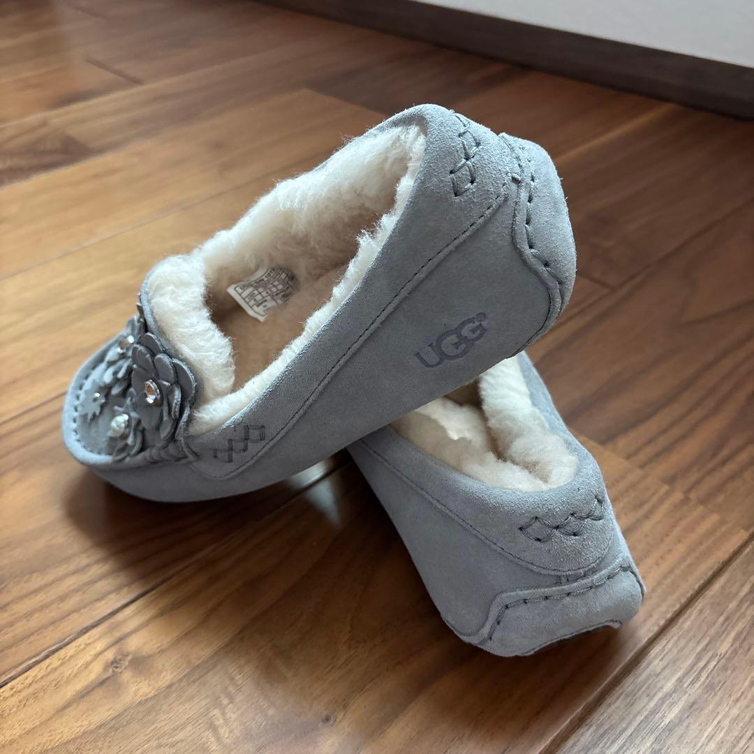 【新品・未使用】UGG アグ　クリスタルと花のモカシン　23㎝
