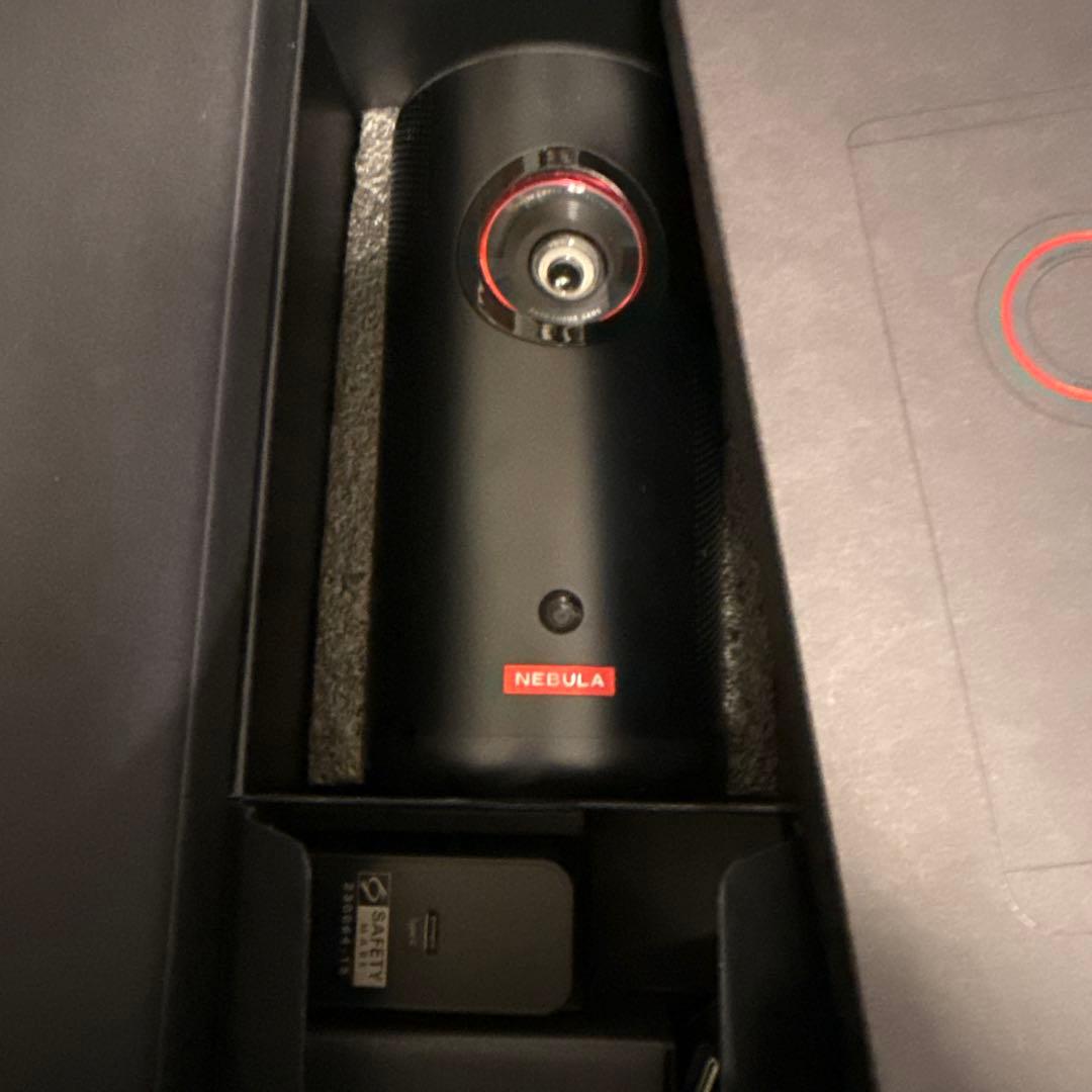 Nebula Capsule 3 Laser 本体と三脚スタンド