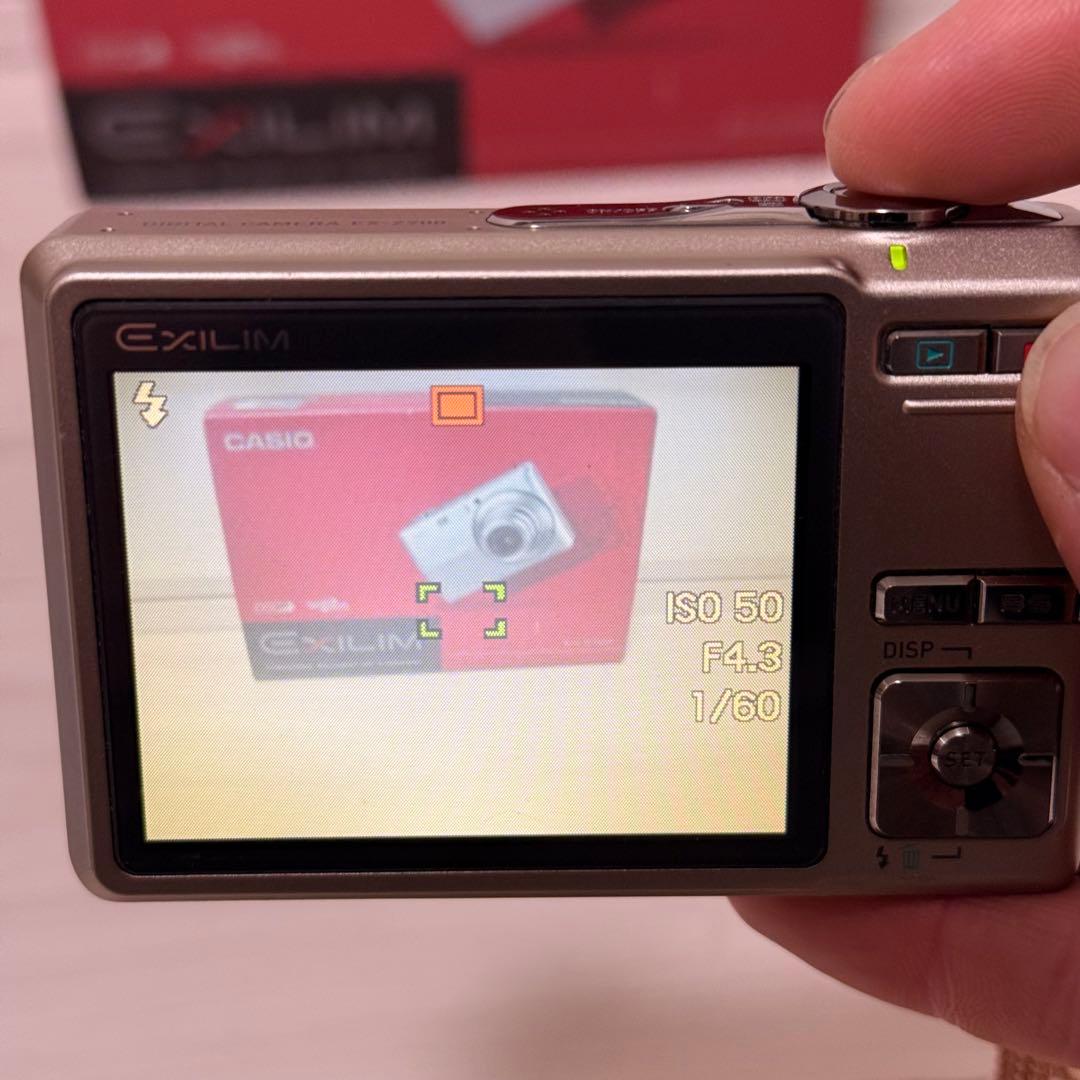 美品　CASIO EXILIM EX-Z700 デジカメ ゴールド　 軽量