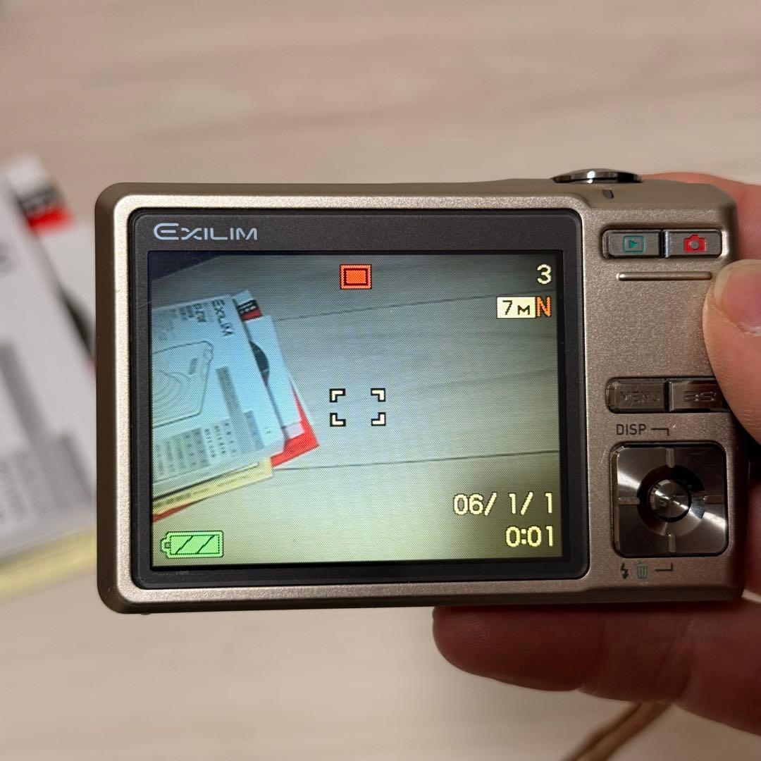 美品　CASIO EXILIM EX-Z700 デジカメ ゴールド　 軽量