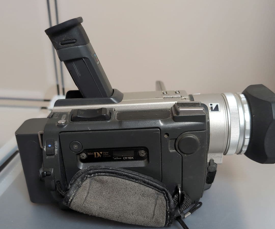 ソニー　ビデオカメラ　ＤＣＲ－ＴＲＶ９００動作品当日発送